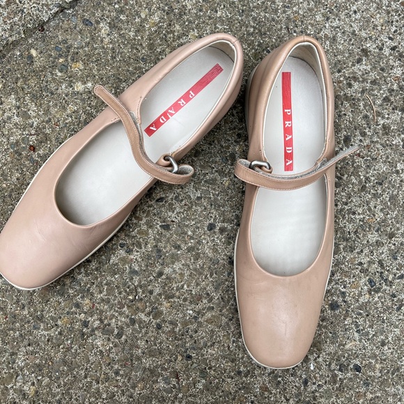 Prada - Picture 2 of 3